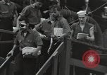 Standbild Überlebenden der USS Yorktown Oahu Hawaii USA, 1942, aus Sekunde 43 historischem Filmmaterial Videoclip 65675074760
