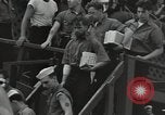 Standbild Überlebenden der USS Yorktown Oahu Hawaii USA, 1942, aus Sekunde 50 historischem Filmmaterial Videoclip 65675074760