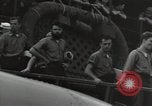 Standbild Überlebenden der USS Yorktown Oahu Hawaii USA, 1942, aus Sekunde 53 historischem Filmmaterial Videoclip 65675074760