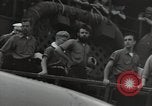 Standbild Überlebenden der USS Yorktown Oahu Hawaii USA, 1942, aus Sekunde 54 historischem Filmmaterial Videoclip 65675074760