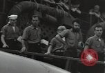 Standbild Überlebenden der USS Yorktown Oahu Hawaii USA, 1942, aus Sekunde 56 historischem Filmmaterial Videoclip 65675074760
