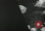 Standbild Atombombe über Nagasaki explosion Nagasaki in Japan, 1945, aus Sekunde 3 historischem Filmmaterial Videoclip 65675074795