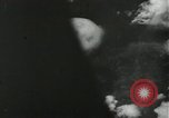 Standbild Atombombe über Nagasaki explosion Nagasaki in Japan, 1945, aus Sekunde 4 historischem Filmmaterial Videoclip 65675074795
