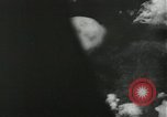 Standbild Atombombe über Nagasaki explosion Nagasaki in Japan, 1945, aus Sekunde 5 historischem Filmmaterial Videoclip 65675074795