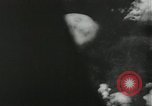 Standbild Atombombe über Nagasaki explosion Nagasaki in Japan, 1945, aus Sekunde 6 historischem Filmmaterial Videoclip 65675074795