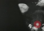 Standbild Atombombe über Nagasaki explosion Nagasaki in Japan, 1945, aus Sekunde 7 historischem Filmmaterial Videoclip 65675074795