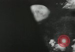 Standbild Atombombe über Nagasaki explosion Nagasaki in Japan, 1945, aus Sekunde 8 historischem Filmmaterial Videoclip 65675074795