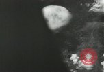 Standbild Atombombe über Nagasaki explosion Nagasaki in Japan, 1945, aus Sekunde 9 historischem Filmmaterial Videoclip 65675074795