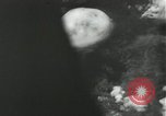 Standbild Atombombe über Nagasaki explosion Nagasaki in Japan, 1945, aus Sekunde 10 historischem Filmmaterial Videoclip 65675074795