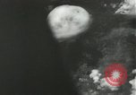 Standbild Atombombe über Nagasaki explosion Nagasaki in Japan, 1945, aus Sekunde 11 historischem Filmmaterial Videoclip 65675074795
