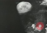 Standbild Atombombe über Nagasaki explosion Nagasaki in Japan, 1945, aus Sekunde 12 historischem Filmmaterial Videoclip 65675074795