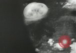 Standbild Atombombe über Nagasaki explosion Nagasaki in Japan, 1945, aus Sekunde 13 historischem Filmmaterial Videoclip 65675074795