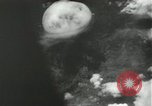 Standbild Atombombe über Nagasaki explosion Nagasaki in Japan, 1945, aus Sekunde 14 historischem Filmmaterial Videoclip 65675074795