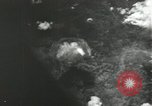Standbild Atombombe über Nagasaki explosion Nagasaki in Japan, 1945, aus Sekunde 15 historischem Filmmaterial Videoclip 65675074795