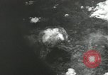 Standbild Atombombe über Nagasaki explosion Nagasaki in Japan, 1945, aus Sekunde 16 historischem Filmmaterial Videoclip 65675074795