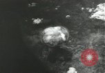 Standbild Atombombe über Nagasaki explosion Nagasaki in Japan, 1945, aus Sekunde 17 historischem Filmmaterial Videoclip 65675074795