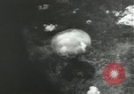 Standbild Atombombe über Nagasaki explosion Nagasaki in Japan, 1945, aus Sekunde 18 historischem Filmmaterial Videoclip 65675074795
