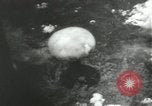 Standbild Atombombe über Nagasaki explosion Nagasaki in Japan, 1945, aus Sekunde 19 historischem Filmmaterial Videoclip 65675074795