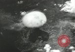 Standbild Atombombe über Nagasaki explosion Nagasaki in Japan, 1945, aus Sekunde 20 historischem Filmmaterial Videoclip 65675074795