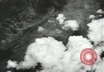 Standbild Atombombe über Nagasaki explosion Nagasaki in Japan, 1945, aus Sekunde 21 historischem Filmmaterial Videoclip 65675074795