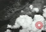 Standbild Atombombe über Nagasaki explosion Nagasaki in Japan, 1945, aus Sekunde 22 historischem Filmmaterial Videoclip 65675074795