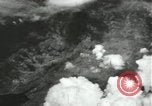 Standbild Atombombe über Nagasaki explosion Nagasaki in Japan, 1945, aus Sekunde 23 historischem Filmmaterial Videoclip 65675074795