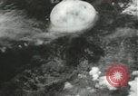 Standbild Atombombe über Nagasaki explosion Nagasaki in Japan, 1945, aus Sekunde 24 historischem Filmmaterial Videoclip 65675074795