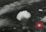 Standbild Atombombe über Nagasaki explosion Nagasaki in Japan, 1945, aus Sekunde 25 historischem Filmmaterial Videoclip 65675074795