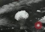Standbild Atombombe über Nagasaki explosion Nagasaki in Japan, 1945, aus Sekunde 26 historischem Filmmaterial Videoclip 65675074795