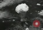Standbild Atombombe über Nagasaki explosion Nagasaki in Japan, 1945, aus Sekunde 27 historischem Filmmaterial Videoclip 65675074795