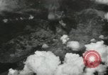 Standbild Atombombe über Nagasaki explosion Nagasaki in Japan, 1945, aus Sekunde 28 historischem Filmmaterial Videoclip 65675074795