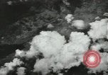 Standbild Atombombe über Nagasaki explosion Nagasaki in Japan, 1945, aus Sekunde 29 historischem Filmmaterial Videoclip 65675074795