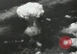 Standbild Atombombe über Nagasaki explosion Nagasaki in Japan, 1945, aus Sekunde 30 historischem Filmmaterial Videoclip 65675074795