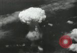 Standbild Atombombe über Nagasaki explosion Nagasaki in Japan, 1945, aus Sekunde 31 historischem Filmmaterial Videoclip 65675074795