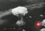 Standbild Atombombe über Nagasaki explosion Nagasaki in Japan, 1945, aus Sekunde 32 historischem Filmmaterial Videoclip 65675074795