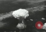 Standbild Atombombe über Nagasaki explosion Nagasaki in Japan, 1945, aus Sekunde 33 historischem Filmmaterial Videoclip 65675074795