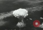 Standbild Atombombe über Nagasaki explosion Nagasaki in Japan, 1945, aus Sekunde 34 historischem Filmmaterial Videoclip 65675074795
