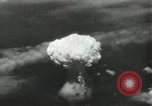 Standbild Atombombe über Nagasaki explosion Nagasaki in Japan, 1945, aus Sekunde 35 historischem Filmmaterial Videoclip 65675074795