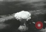 Standbild Atombombe über Nagasaki explosion Nagasaki in Japan, 1945, aus Sekunde 36 historischem Filmmaterial Videoclip 65675074795