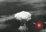Standbild Atombombe über Nagasaki explosion Nagasaki in Japan, 1945, aus Sekunde 37 historischem Filmmaterial Videoclip 65675074795