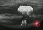 Standbild Atombombe über Nagasaki explosion Nagasaki in Japan, 1945, aus Sekunde 38 historischem Filmmaterial Videoclip 65675074795