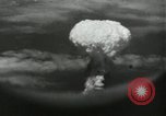 Standbild Atombombe über Nagasaki explosion Nagasaki in Japan, 1945, aus Sekunde 39 historischem Filmmaterial Videoclip 65675074795