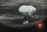 Standbild Atombombe über Nagasaki explosion Nagasaki in Japan, 1945, aus Sekunde 40 historischem Filmmaterial Videoclip 65675074795