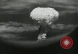 Standbild Atombombe über Nagasaki explosion Nagasaki in Japan, 1945, aus Sekunde 41 historischem Filmmaterial Videoclip 65675074795