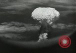 Standbild Atombombe über Nagasaki explosion Nagasaki in Japan, 1945, aus Sekunde 42 historischem Filmmaterial Videoclip 65675074795