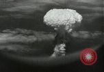 Standbild Atombombe über Nagasaki explosion Nagasaki in Japan, 1945, aus Sekunde 43 historischem Filmmaterial Videoclip 65675074795