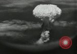 Standbild Atombombe über Nagasaki explosion Nagasaki in Japan, 1945, aus Sekunde 44 historischem Filmmaterial Videoclip 65675074795