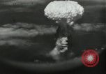 Standbild Atombombe über Nagasaki explosion Nagasaki in Japan, 1945, aus Sekunde 45 historischem Filmmaterial Videoclip 65675074795