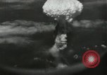 Standbild Atombombe über Nagasaki explosion Nagasaki in Japan, 1945, aus Sekunde 46 historischem Filmmaterial Videoclip 65675074795