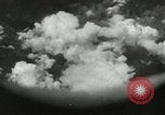 Standbild Atombombe über Nagasaki explosion Nagasaki in Japan, 1945, aus Sekunde 47 historischem Filmmaterial Videoclip 65675074795
